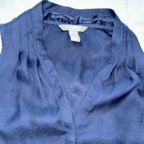 Banana Republic Womens Navy Sleeveless V-Neck Blouse S 100% Polyester - Picture 3 of 8